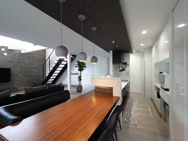 DINING KITCHEN - 家族と繋がる一体型のキッチン