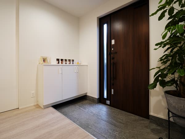 ENTRANCEWAY - 広々玄関